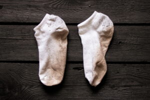 Les chaussettes sales redeviendront blanches grâce à cet ingrédient de cuisine - oubliez le bicarbonate de soude