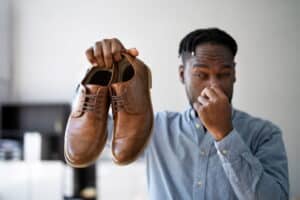 Fini les chaussures qui puent - cette astuce gratuite et inconnue fait disparaître les mauvaises odeurs